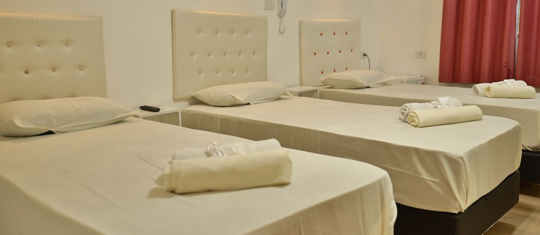 Quarto Triplo do Alba Hotel com três camas de solteiro