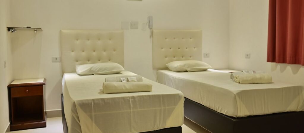 Suíte Dupla do Alba Hotel com duas camas de solteiro