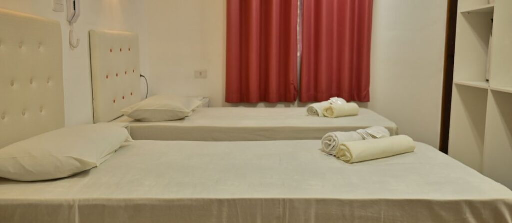 Suíte Single | Dupla do Alba Hotel com cama de casal e cama de solteiro